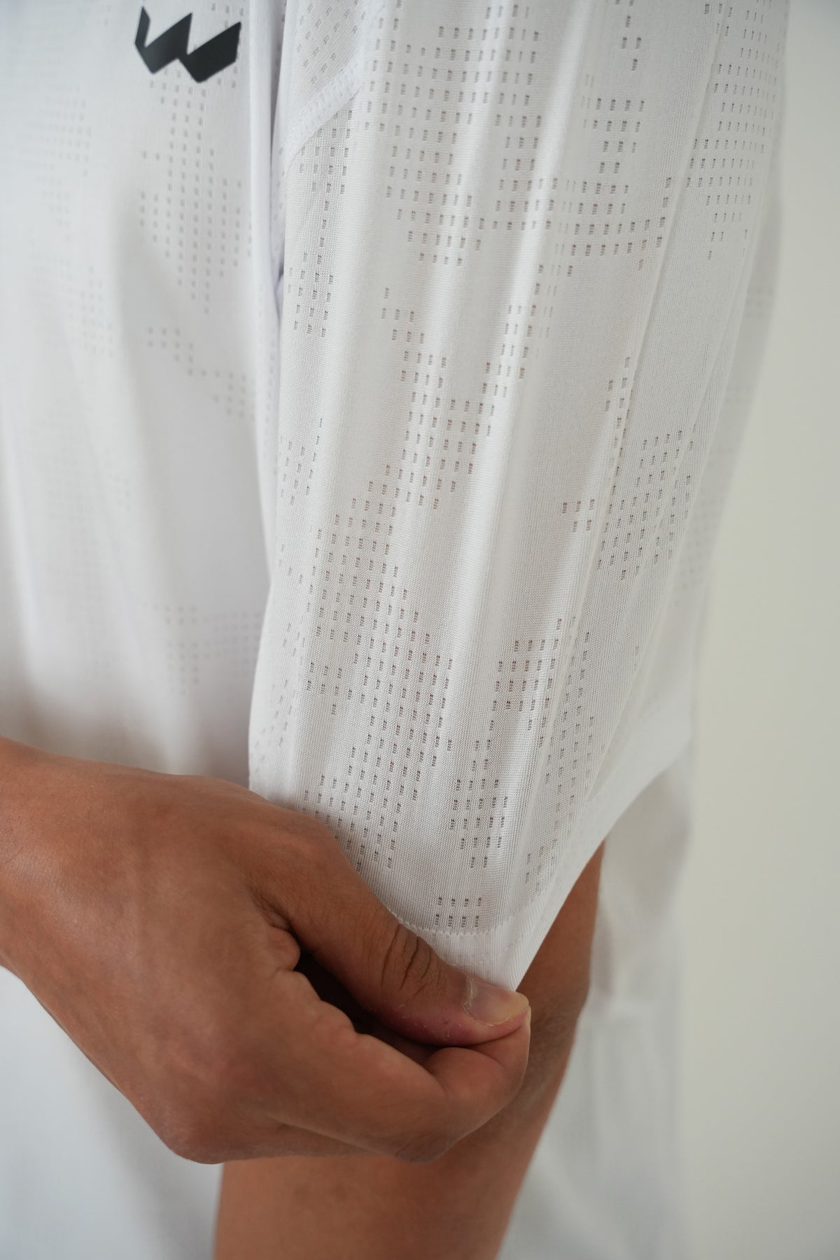 color:white