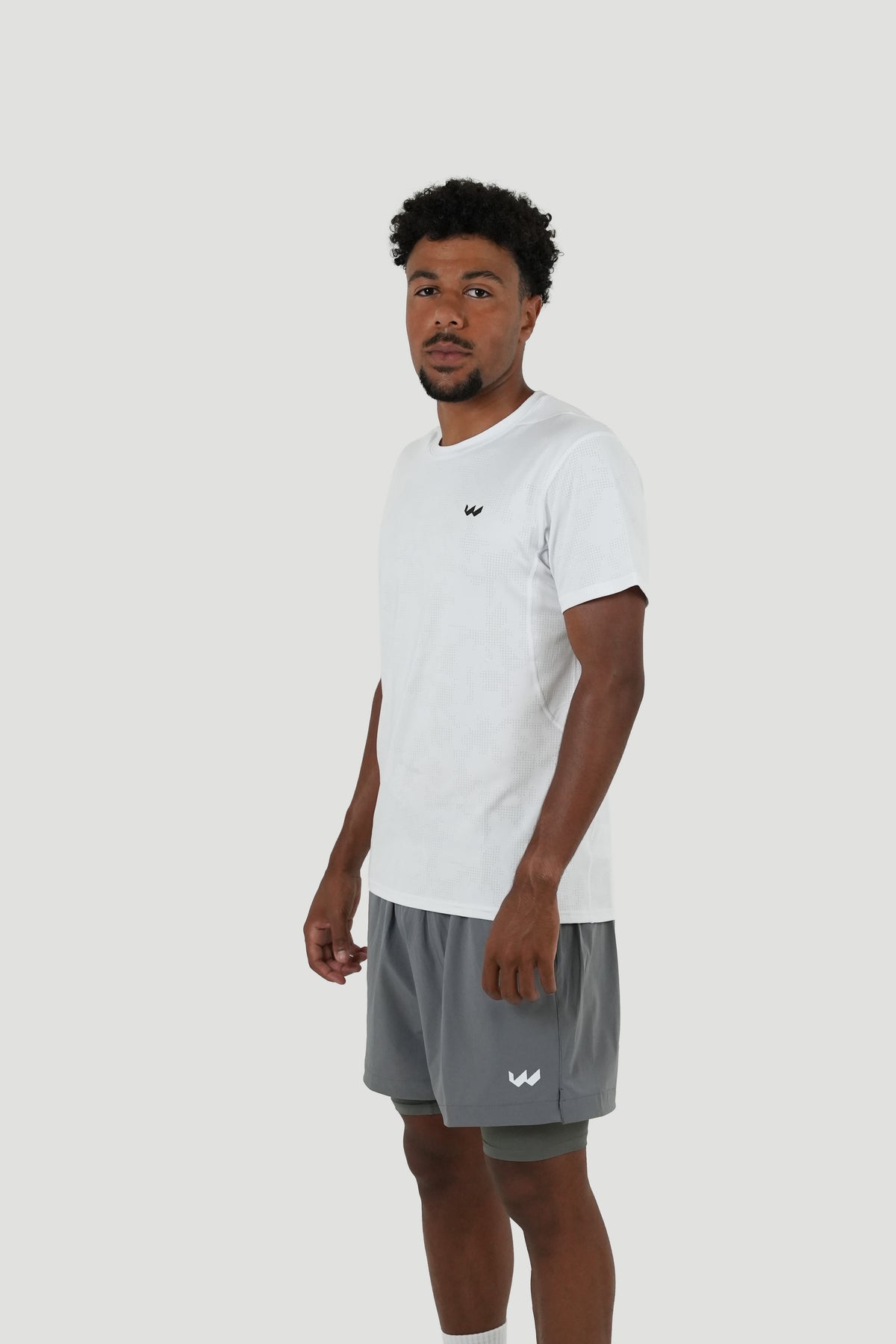 color:white