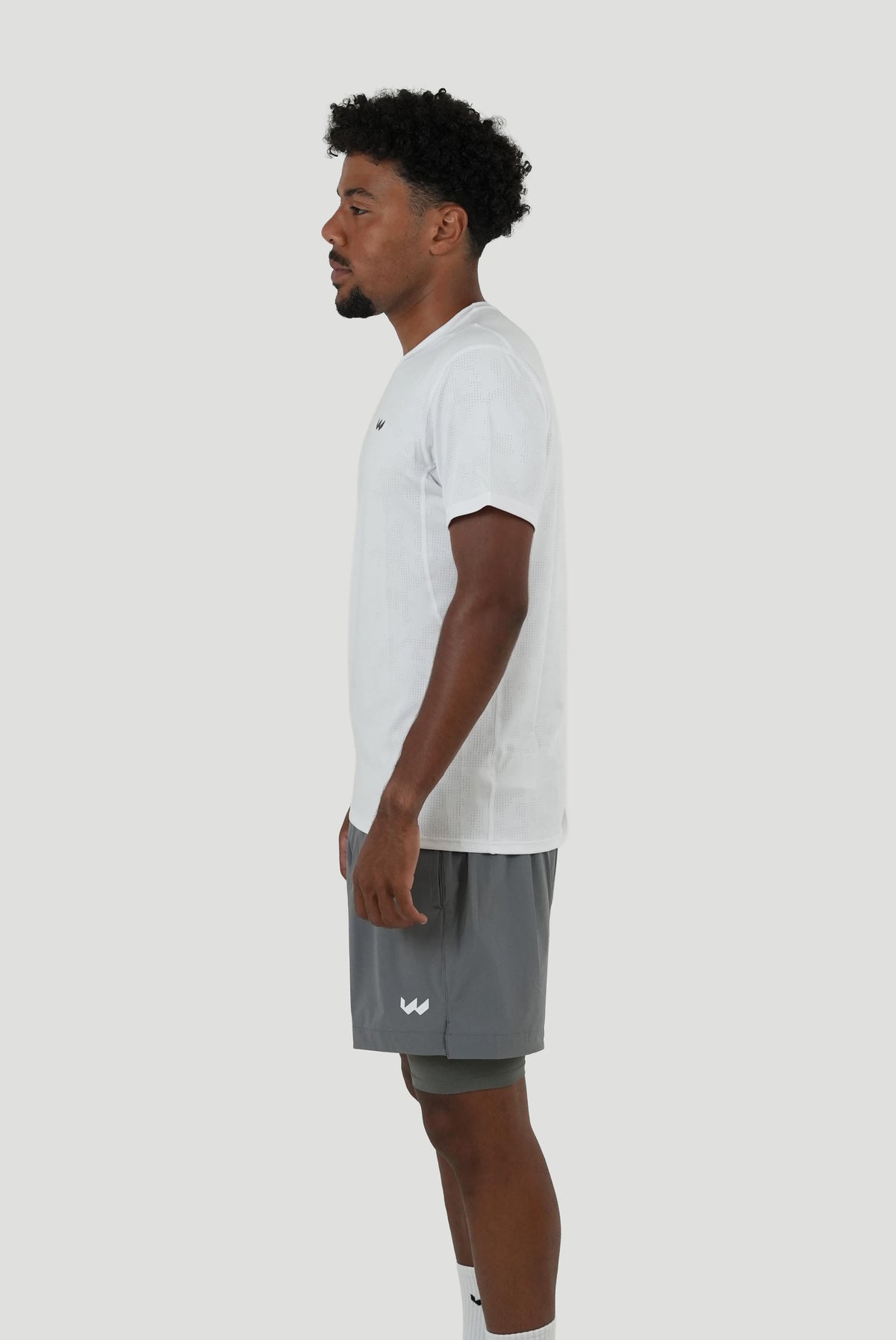 color:white
